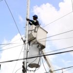 Edeeste continúa trabajos que mejoran el servicio eléctrico en Los Tres Brazos