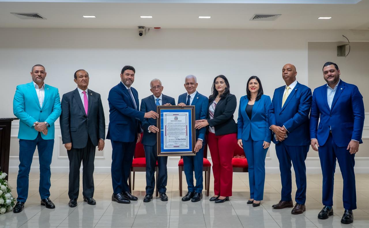 Senado reconoce al doctor José Garrido Calderón por su destacada trayectoria y valiosos aportes en beneficio de la medicina en el país