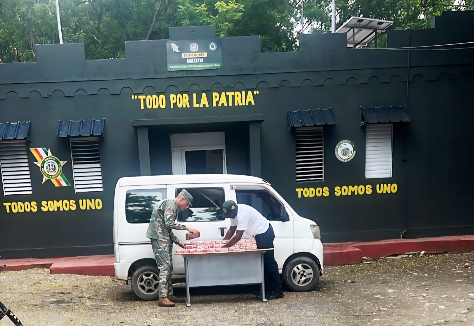 ERD ocupa contrabando de cigarrillos que eran transportados de manera oculta en una furgoneta en San Juan de la Maguana