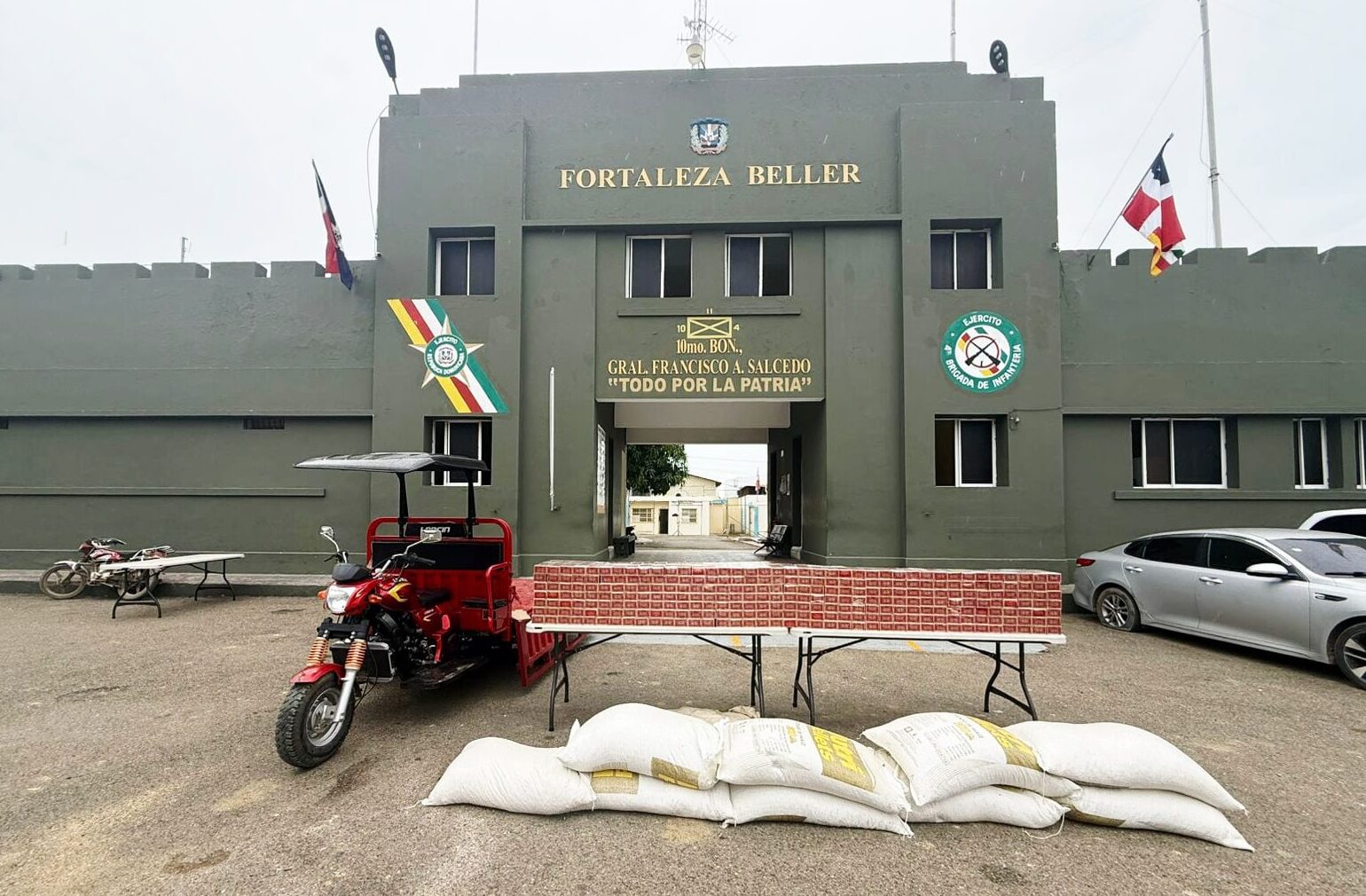 Ejército ocupa contrabando de más de 98 mil cigarrillos ocultos debajo de sacos de alimento para ganado en Dajabón