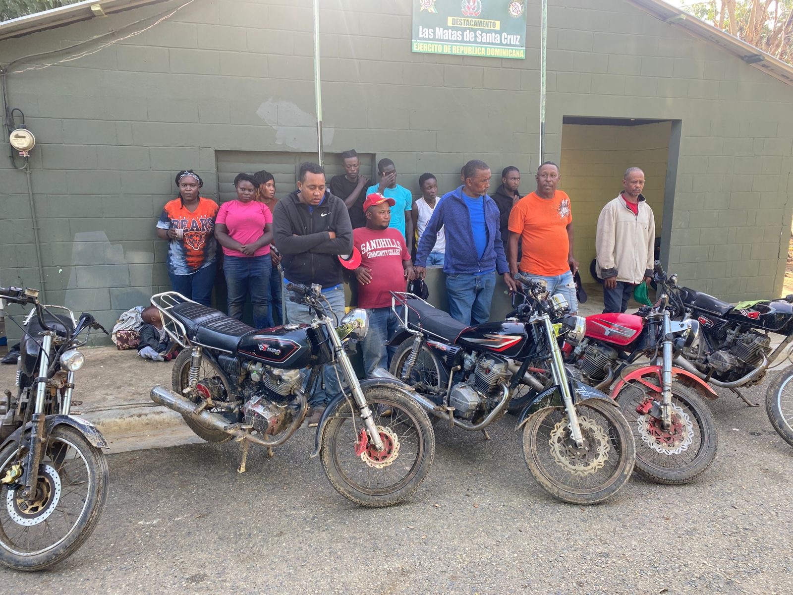 Ejército detiene a cinco motociclistas con diez indocumentados en Montecristi