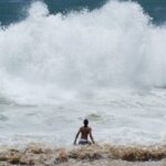 Autoridades mantienen alertas meteorológicas y ordenan precaución marítima por alto oleaje