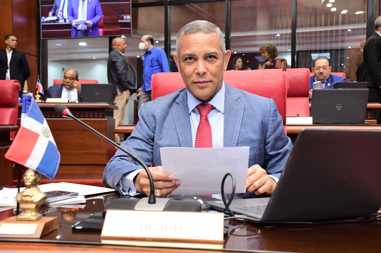 Senador Franklin Romero impulsa homenaje a Nazario Ramos con nombre de pista de atletismo en SFM
