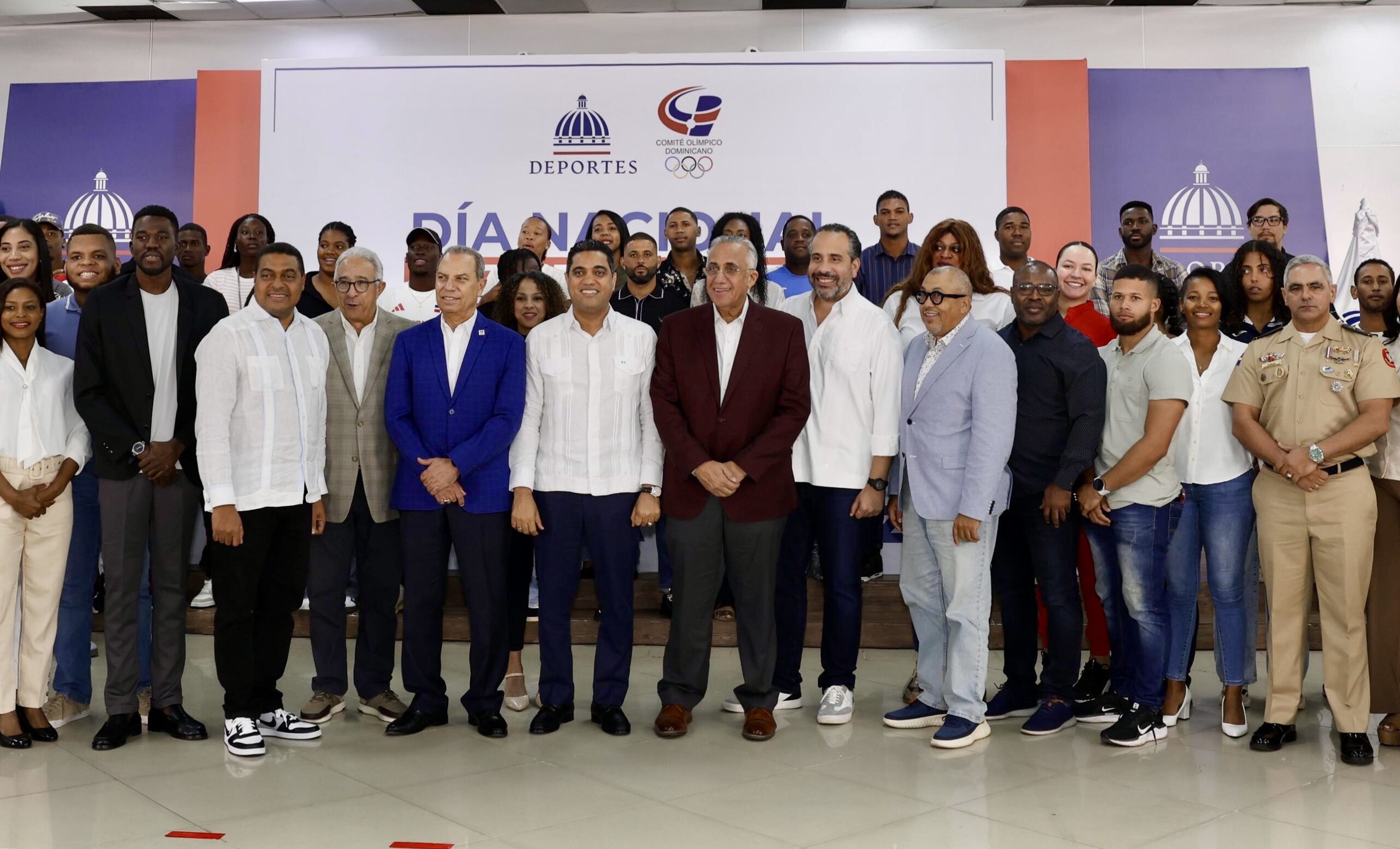 Ministro Kelvin Cruz celebra en grande junto a atletas el Día Nacional del Deporte