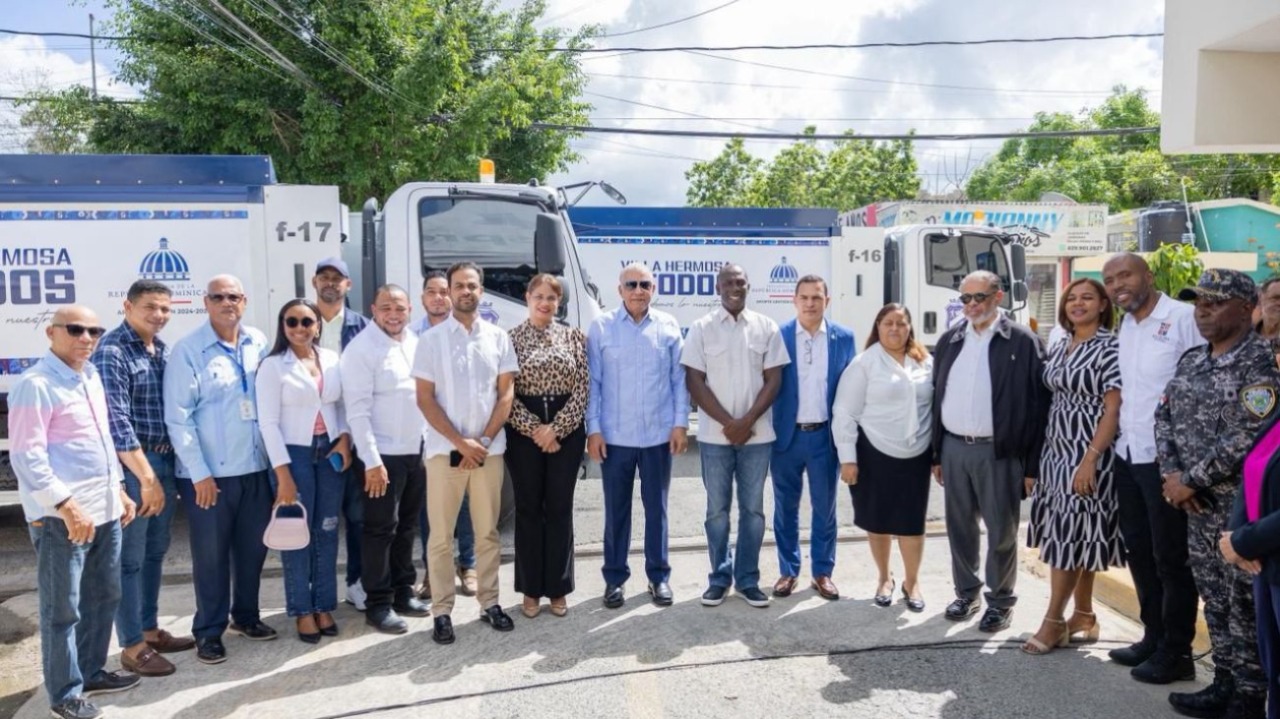 Ministro Andrés Bautista entrega camiones compactadores en Villa Hermosa y La Caleta