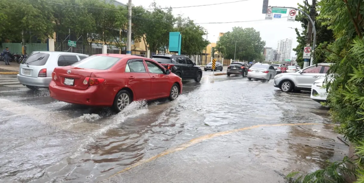 Vaguada y onda tropical mantienen activo el mal tiempo con lluvias y tormentas eléctricas