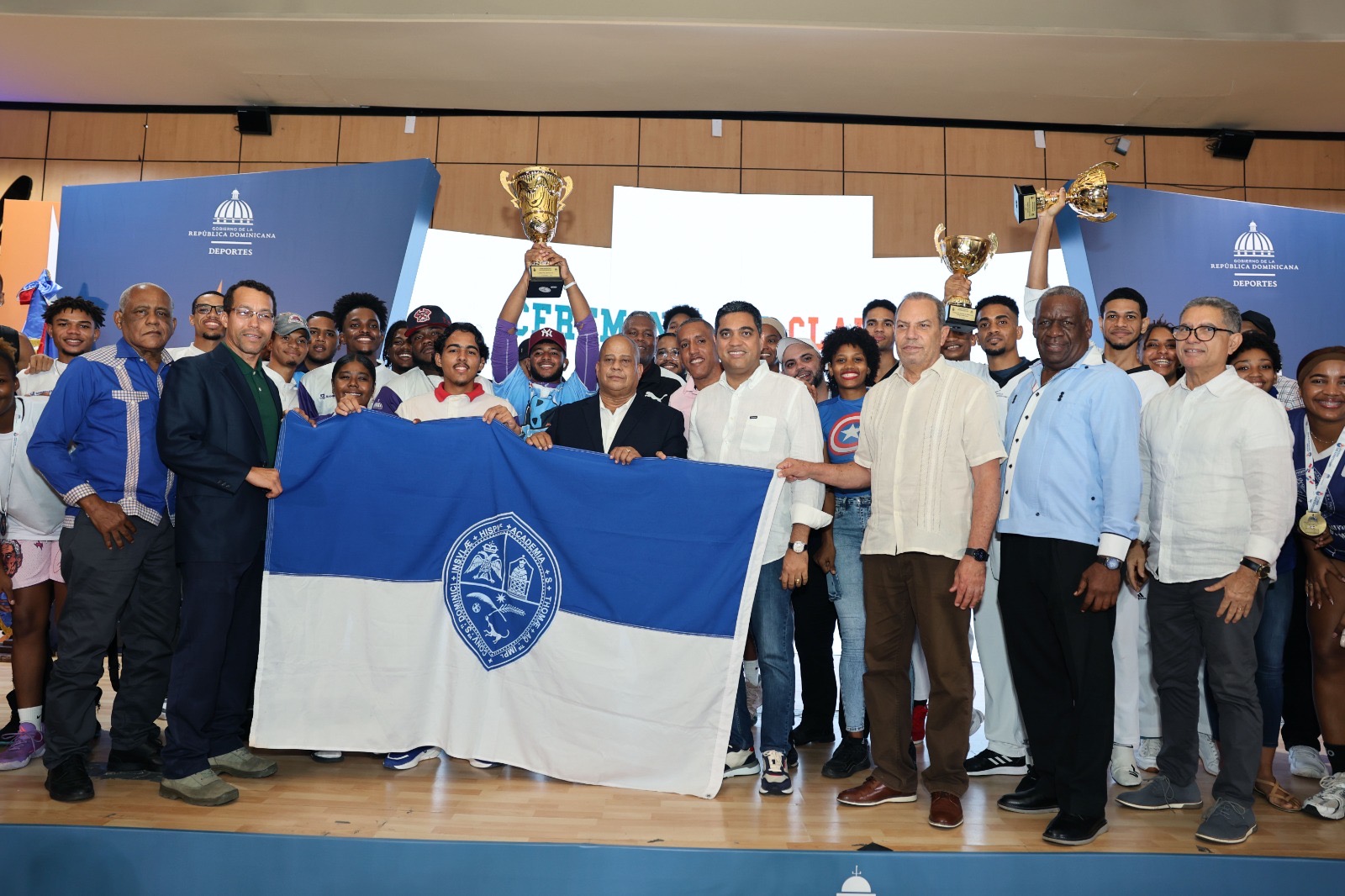 Concluyen con éxito los Juegos Universitarios 2025. Kelvin Cruz entrega corona de campeona a la UASD