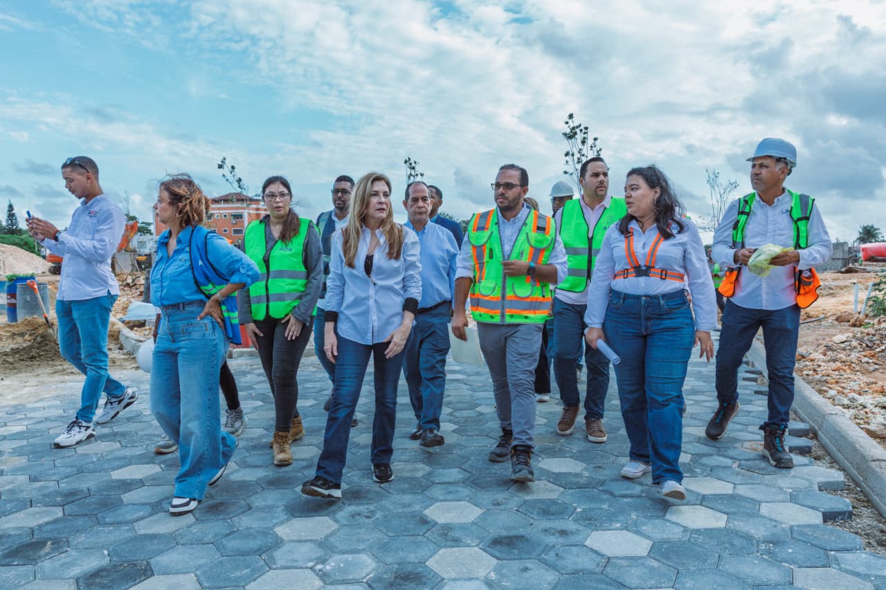 Carolina supervisa obras en el DN; valora avances en el Malecón Deportivo y parque Taíno