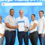 Presidente Abinader entrega 551 títulos de propiedad en Sabana Perdida, SDN; dice es la mejor inversión para el desarrollo económico y social