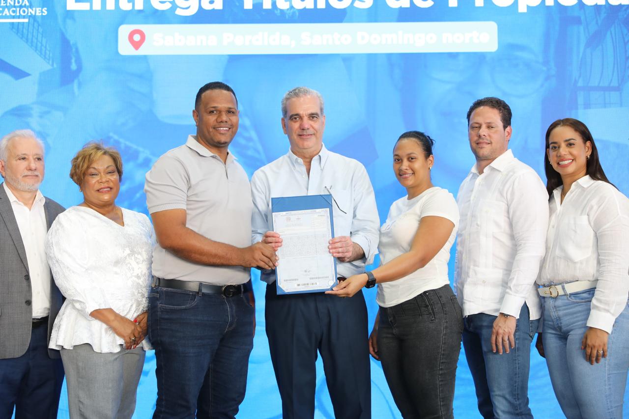 Presidente Abinader entrega 551 títulos de propiedad en Sabana Perdida, SDN; dice es la mejor inversión para el desarrollo económico y social