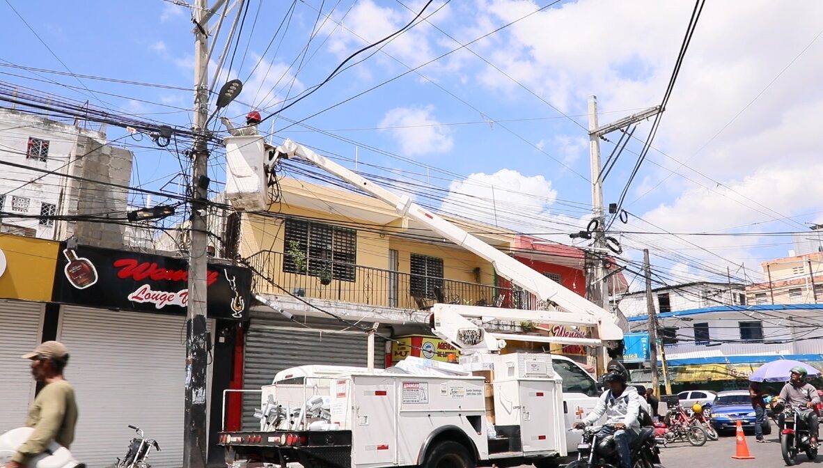 Edeeste e Interior y Policía iluminan las calles del sector Capotillo en el Distrito Nacional