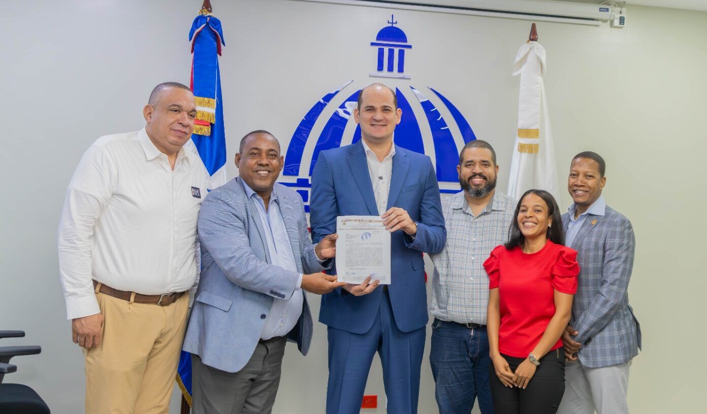 Academia Luisito Mercedes dedica torneo al director de INABIE, Adolfo Pérez