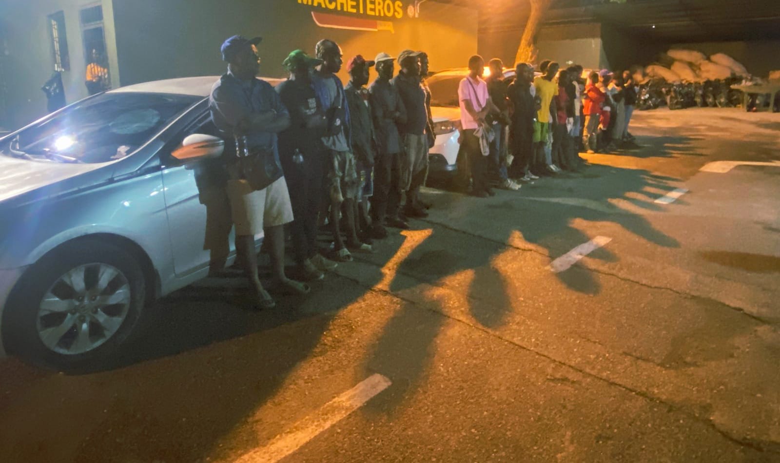 Ejército detiene tres vehículos con 29 haitianos indocumentados en Mao, Valverde