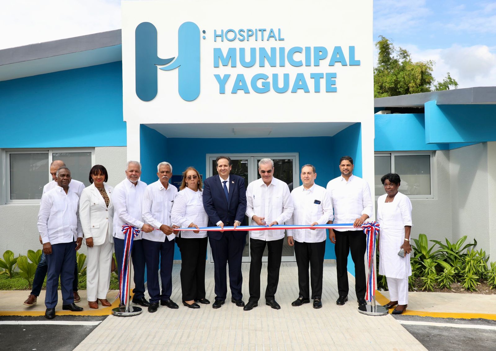 Abinader entrega hospital remozado y nueva emergencia en Yaguate para 42 mil personas