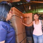 DASAC entrega enseres del hogar a familias afectadas por el tornado en Miches