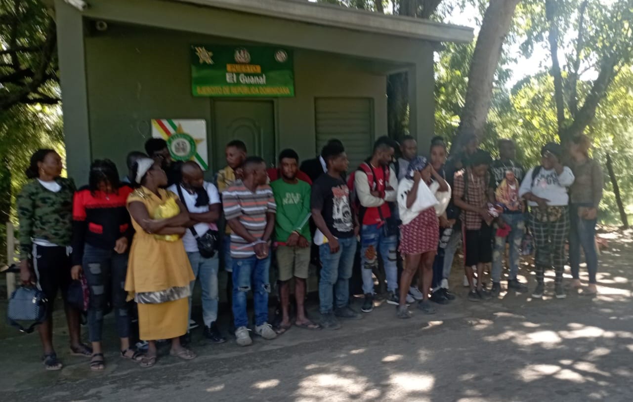 Ejército detiene a 21 haitianos indocumentados en zona rural de Santiago Rodríguez