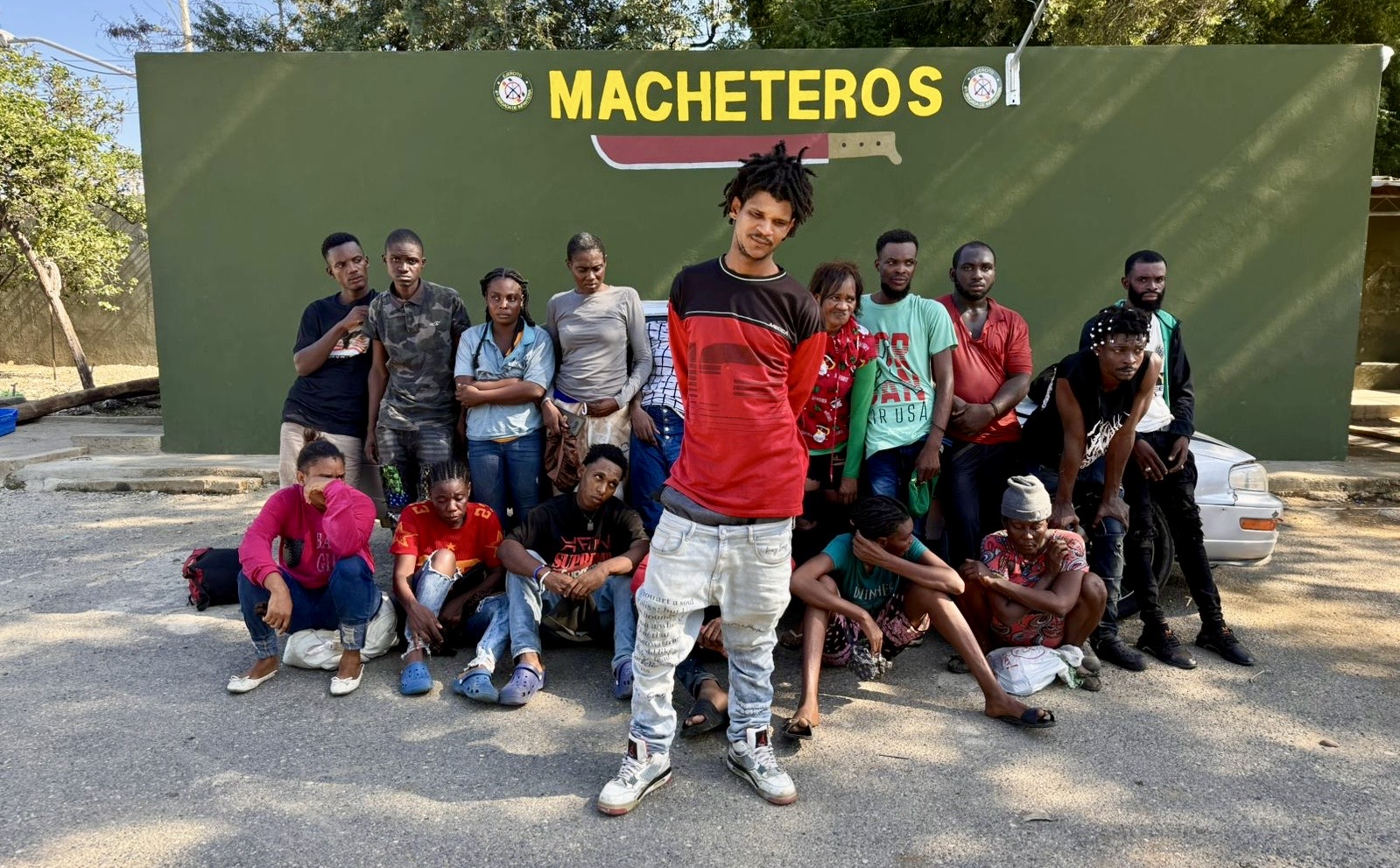 Detienen a 19 extranjeros en condición migratoria irregular en un automóvil en Laguna Salada, Valverde