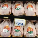El precio del pollo se sitúa en RD$79 la libra en supermercados durante la temporada navideña