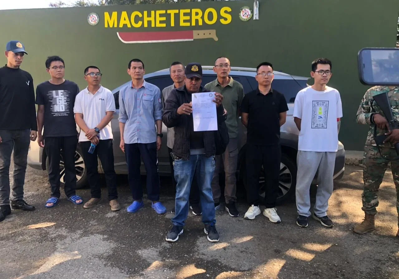 Ejército detiene siete nacionales chinos en una jeepeta durante operativo migratorio en Montecristi