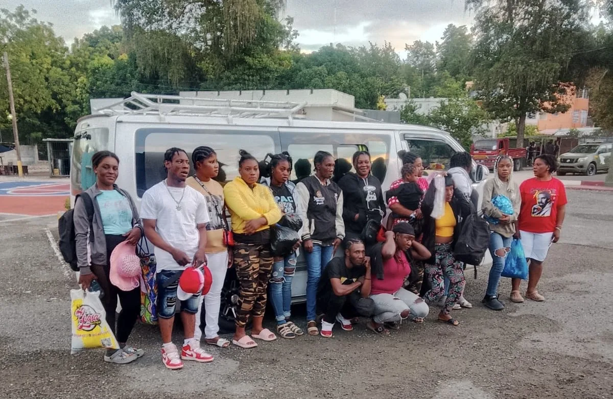Detienen conductor de minibús transportando a 15 haitianos indocumentados en Azua