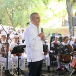 El presidente Luis Abinader y la vicepresidenta Raquel Peña comparten villancicos navideños con familias y niños del entorno de la Casa Presidencial de Santiago