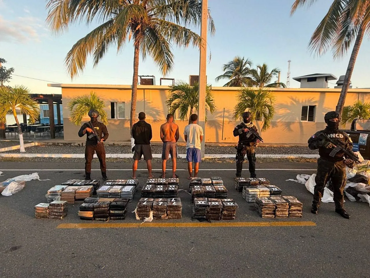 Autoridades asestan nuevo golpe al narcotráfico con incautación de 429 paquetes en Baní