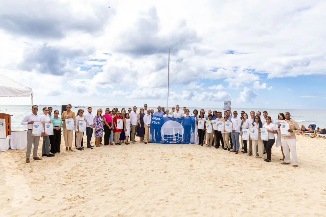 Certificación Bandera Azul ratifica la gestión responsable de las playas de La Romana para el periodo 2025–2026