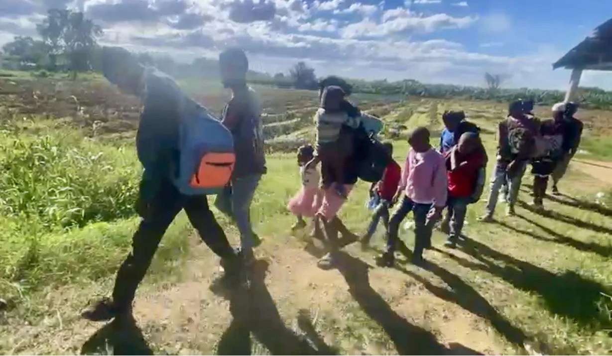 Ejército detiene a 21 nacionales haitianos indocumentados durante operativo en Mao