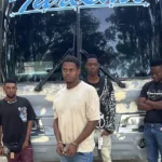 Ejército detiene conductor de autobús que transportaba extranjeros indocumentados en el maletero