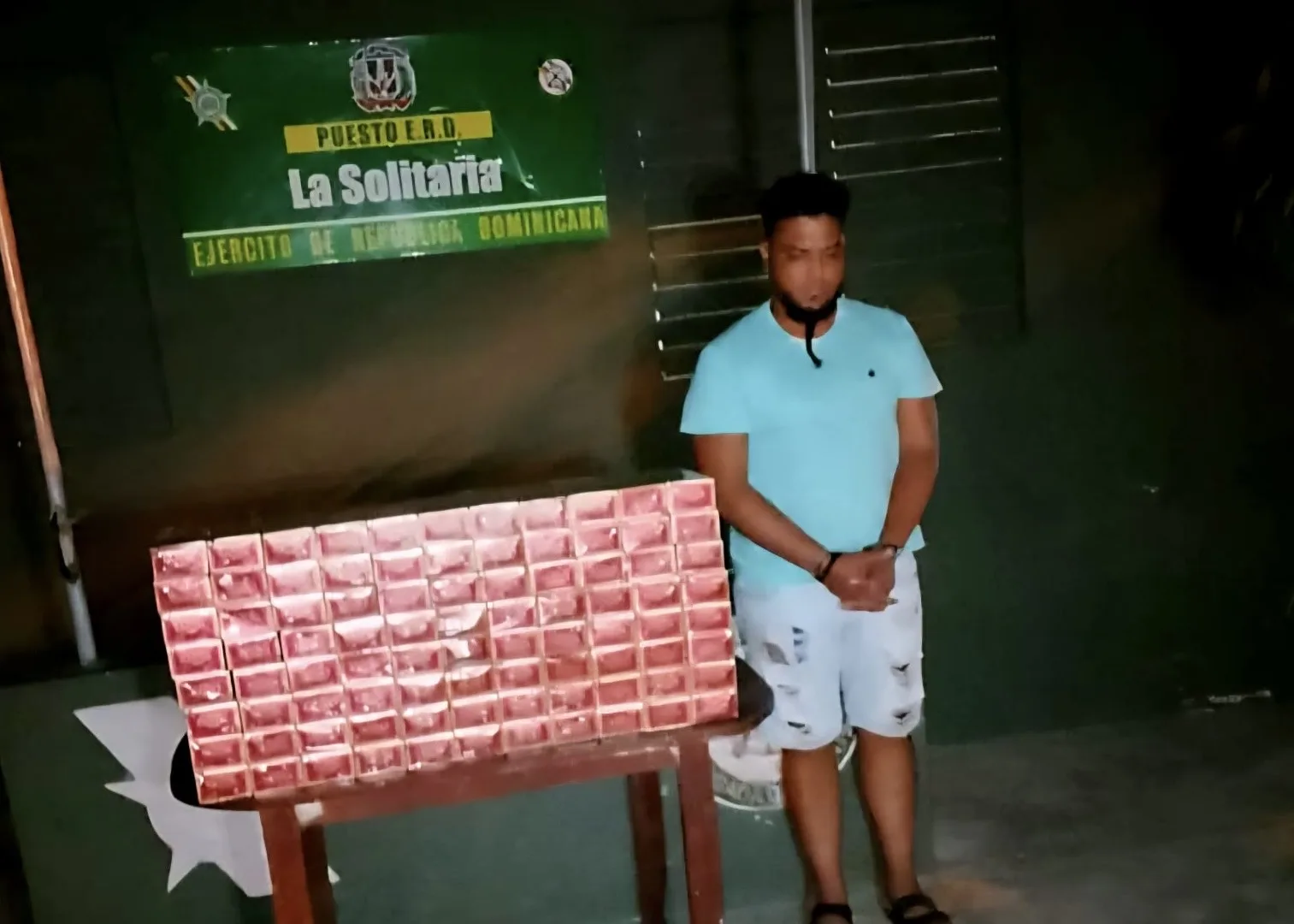 Ejército ocupa 30,000 cigarrillos ilícitos y detiene a un hombre durante operativo en La Solitaria, Montecristi