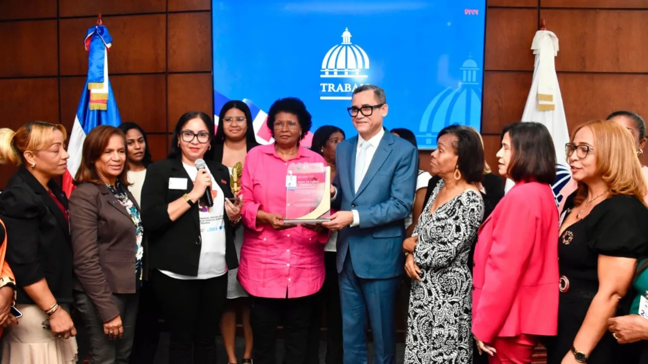 Ministro de Trabajo es reconocido por impulsar la igualdad laboral femenina