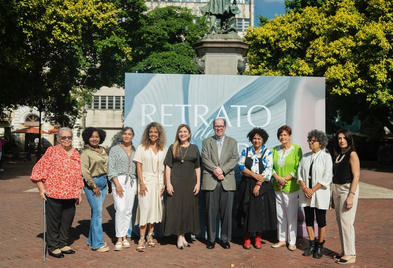 INICIA y la Alcaldía del DN inauguran exhibición del libro “Retrato de Mujer” en el Parque Colón