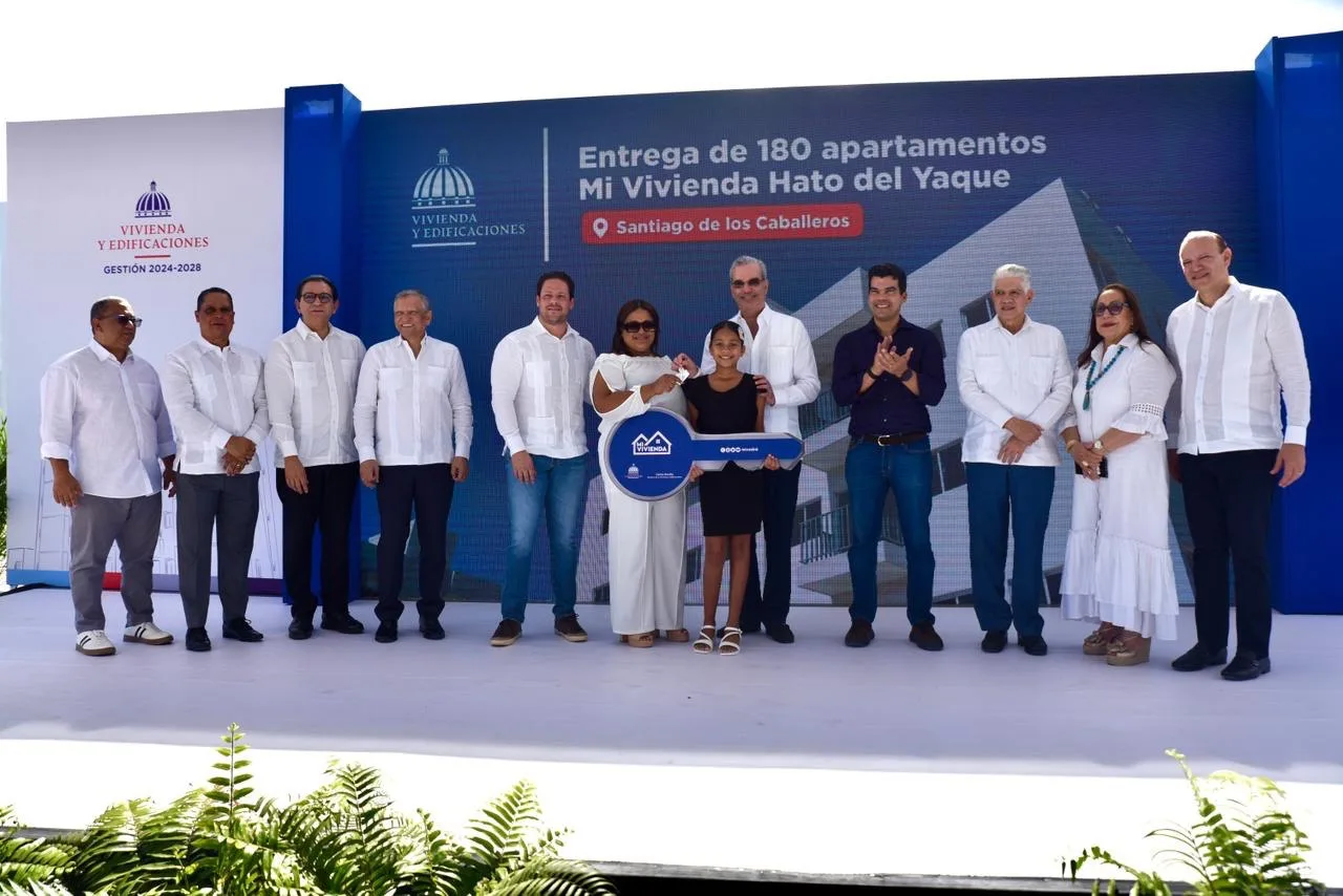 Presidente Abinader inaugura en Hato del Yaque de Santiago 180 viviendas que beneficiarán a cientos de familias y una escuela que favorecerá a 650 estudiantes