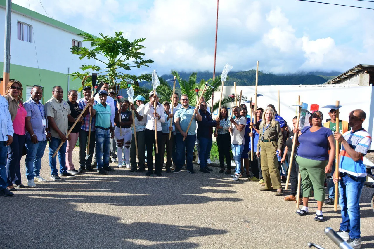 Hecmilio Galván recorre Cordillera Central, asegura hay que reivindicar las montañas