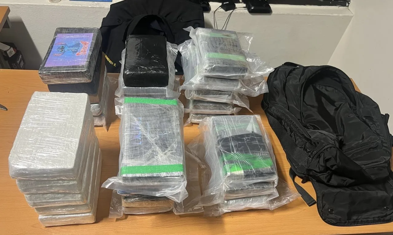 DNCD captura a dos alemanes e incauta otros 28 paquetes de presunta cocaína en el AILA