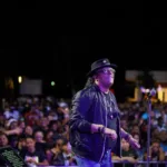 A puro merengue, Sergio Vargas enciende el malecón de San Pedro de Macorís en el cierre de Ritmo de la Costa