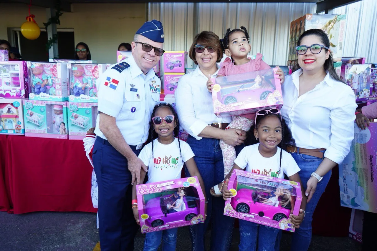 Comandancia General de la Fuerza Aérea, junto a la Asociación de Esposas de Oficiales, celebra el Día de los Reyes Magos con miles de niños