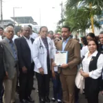 Doctor Cruz Jiminián e instituciones de Cristo Rey declaran a Nelson Gutiérrez “Embajador Compromisario de Paz” durante acto de izamiento de bandera