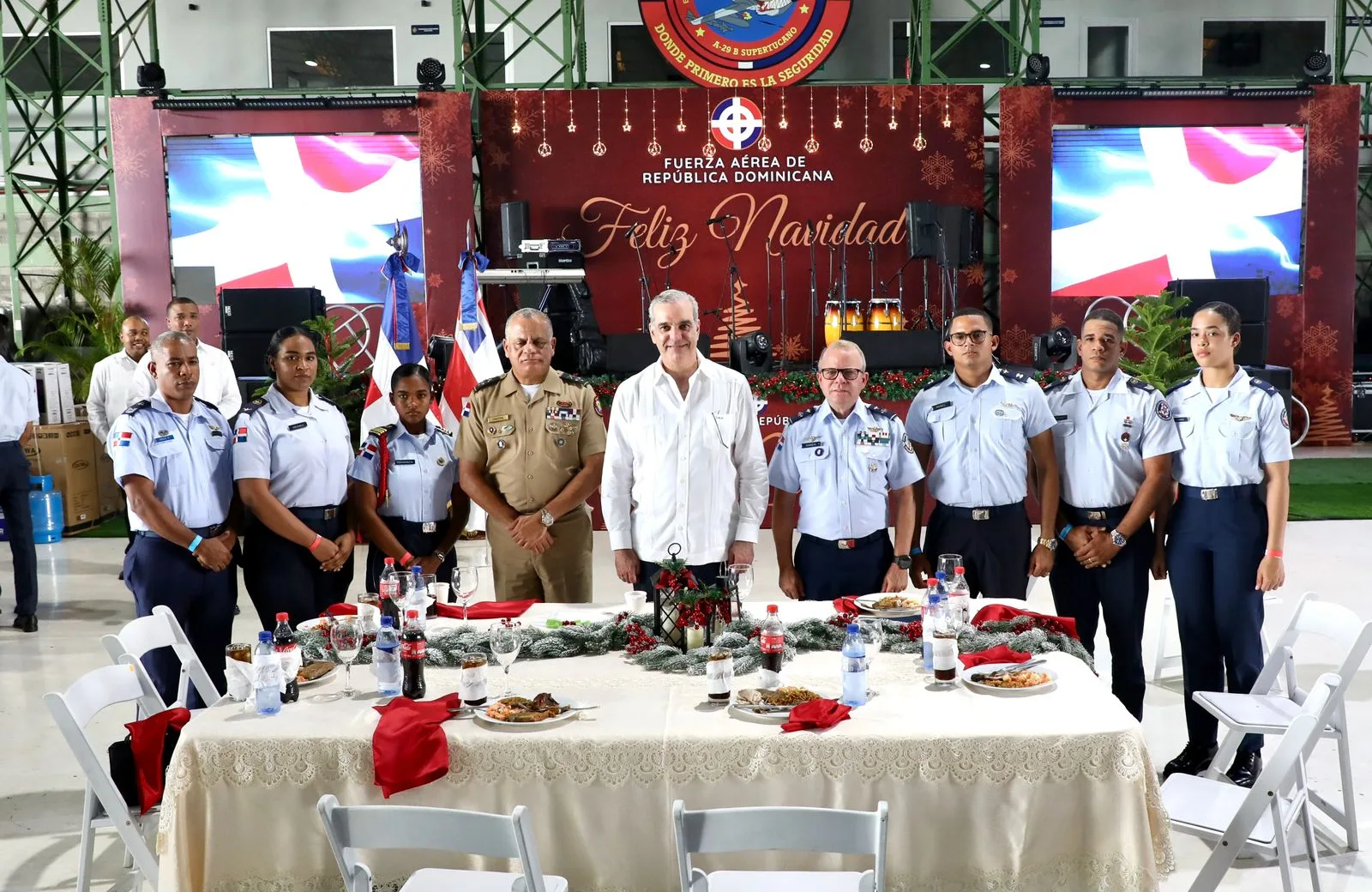Presidente Abinader almuerza con oficiales y soldados de la Armada y Fuerza Aérea; reafirma compromiso con el equipamiento y profesionalización de las instituciones castrenses