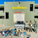 Ejército detiene minibús con cargamento ilegal de carbón vegetal en operativos de seguridad fronteriza en Montecristi