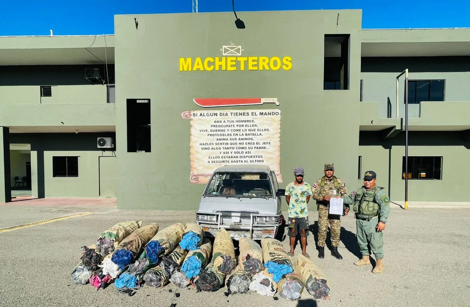 Ejército detiene minibús con cargamento ilegal de carbón vegetal en operativos de seguridad fronteriza en Montecristi