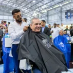Presidente Abinader sostiene encuentro nacional con 1,000 peluqueros y recibe recorte de cabello durante jornada social