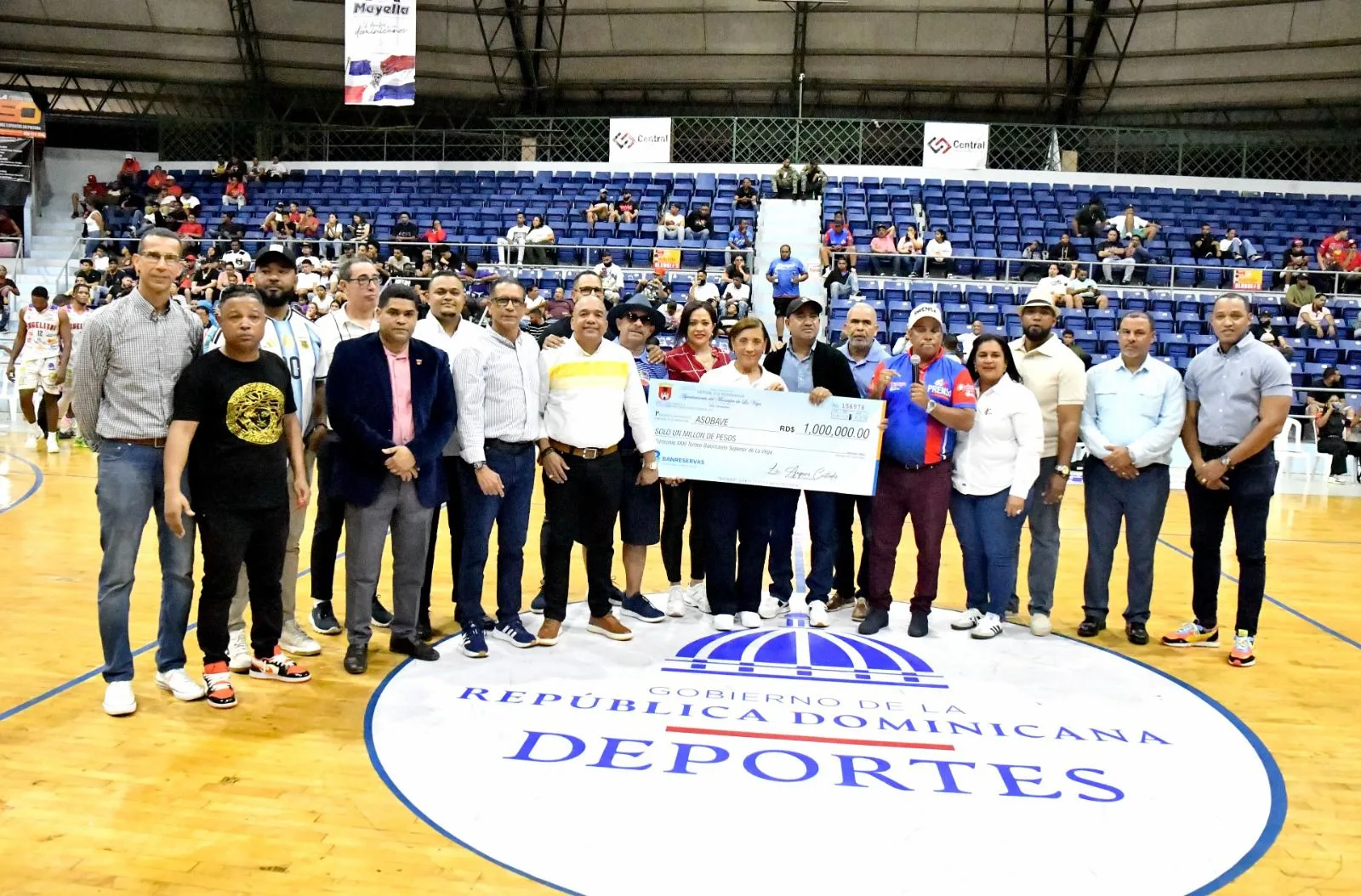 Alcaldía de La Vega otorga aporte de un millón de pesos al Torneo de Baloncesto Superior con Refuerzos