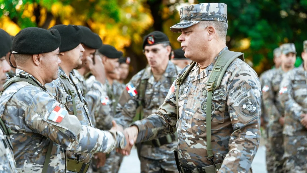 Ministro de Defensa encabeza visita a unidades del Ejército en la zona fronteriza