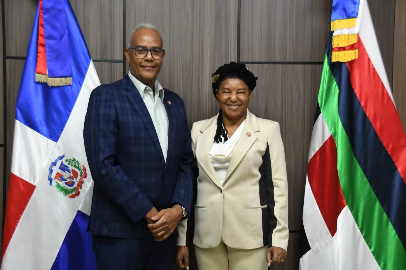 Diputada parlamentaria de Guinea Ecuatorial visita la Hermandad de Veteranos