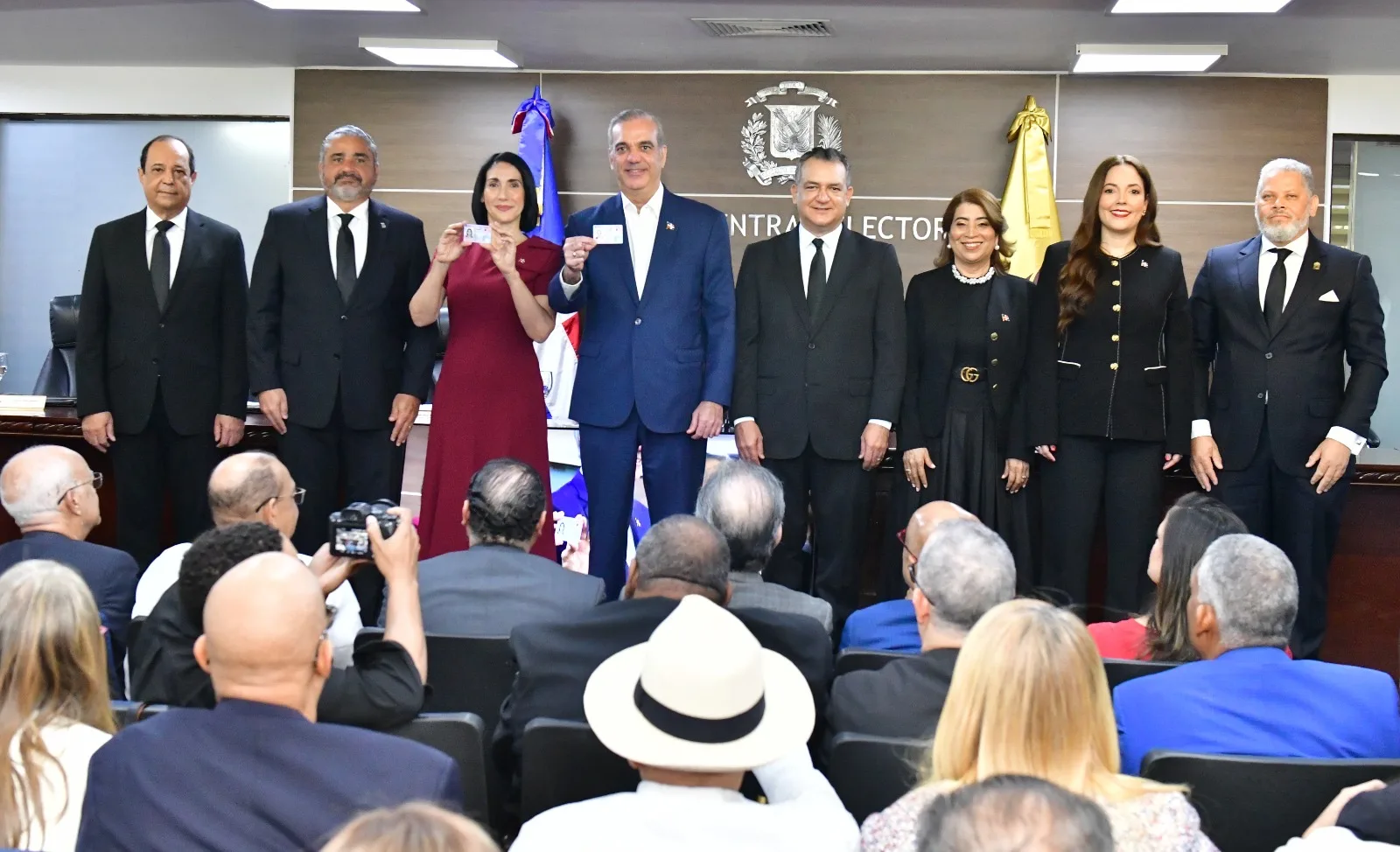Presidente Abinader y primera dama reciben la primera cédula de identidad y electoral emitida por la JCE