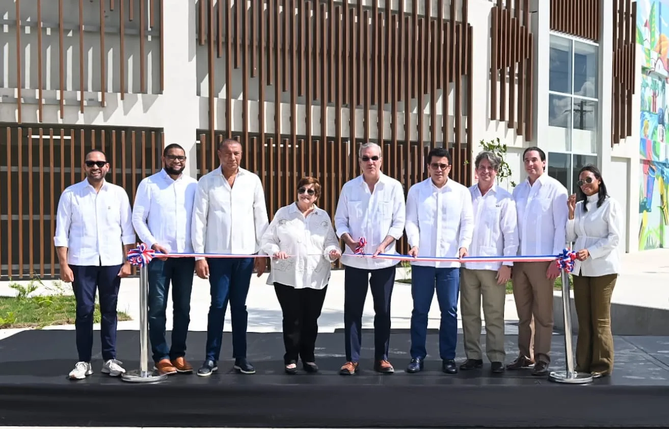 El presidente Abinader y el ministro Collado inauguran la plaza cultural y multiuso de El Seibo