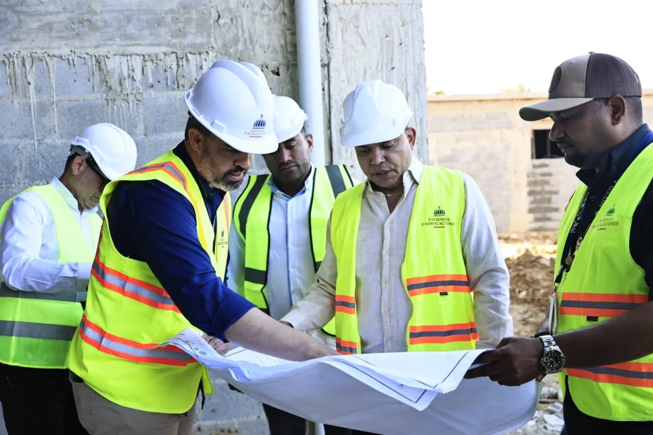 Landrón supervisa obras hospitalarias en Azua y San Cristóbal para garantizar estándares de calidad