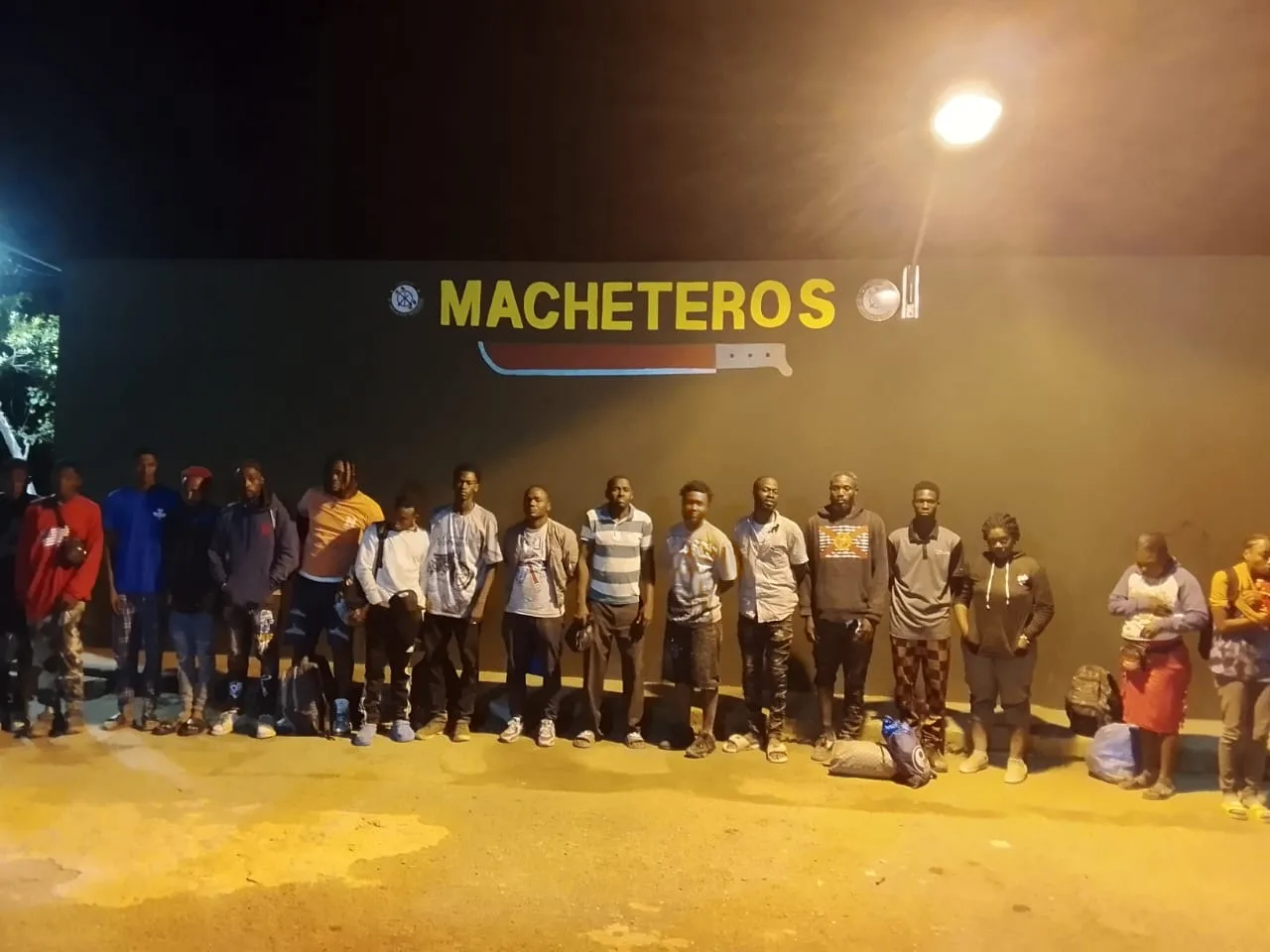 Ejército detiene a conductor con indocumentados y arresta a otros 17 nacionales haitianos en una zona boscosa de Montecristi