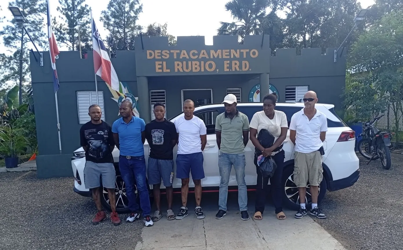 Detienen a ciudadano canadiense transportando haitianos indocumentados en Santiago